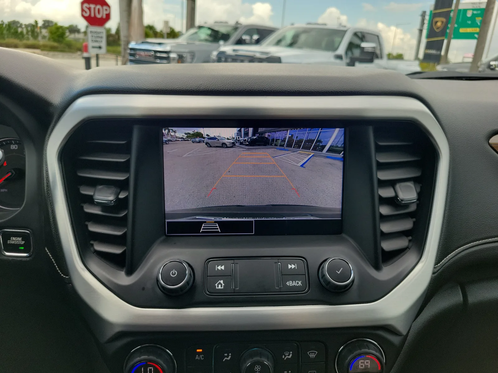 2023 GMC Acadia SLE photo 10