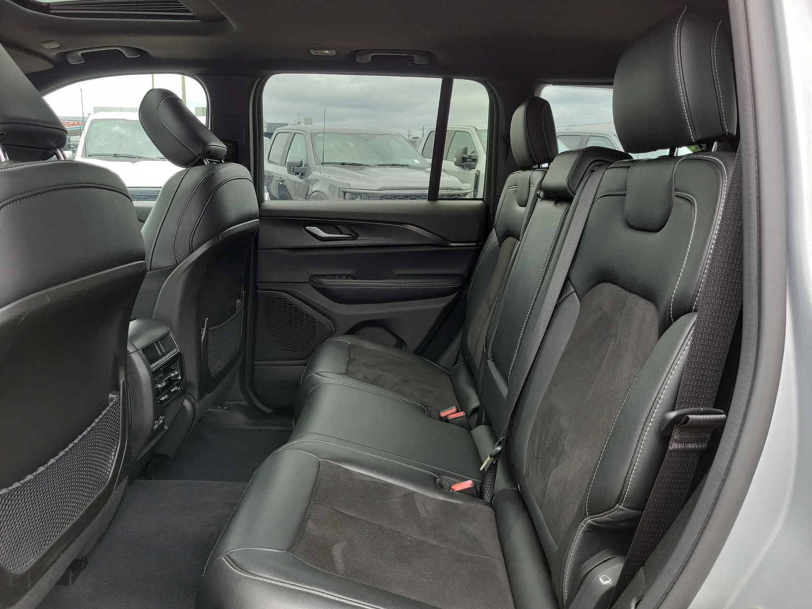 2023 Jeep Grand Cherokee Altitude X 4WD photo 13