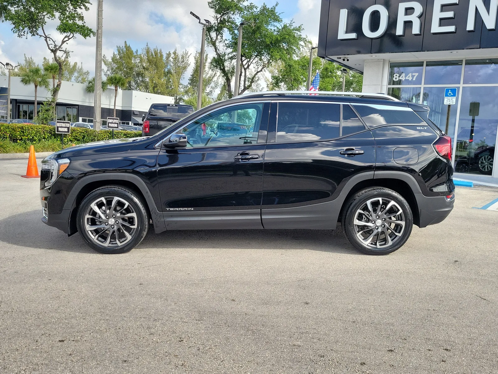 2024 GMC Terrain SLT photo 8