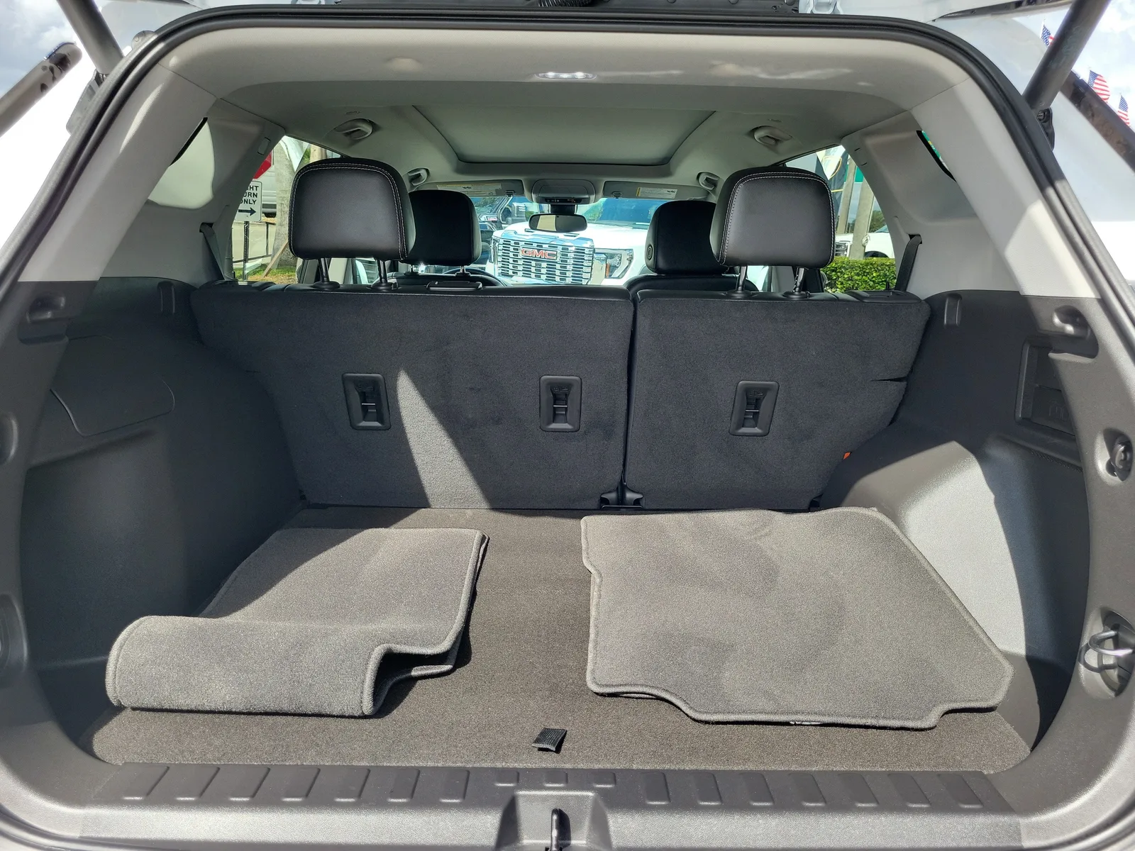 2023 GMC Terrain SLT photo 17