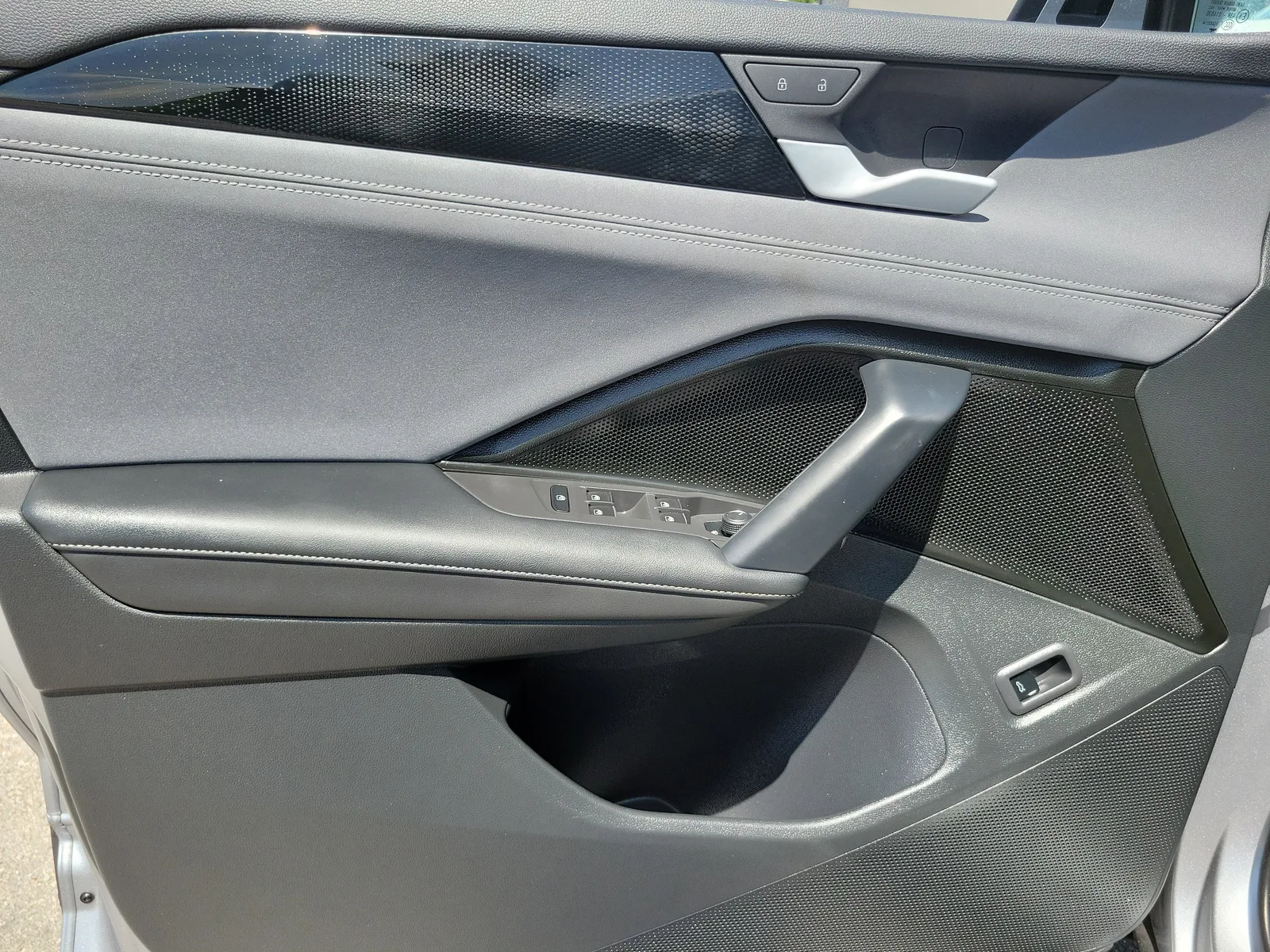 2025 Volkswagen Tiguan SE photo 26