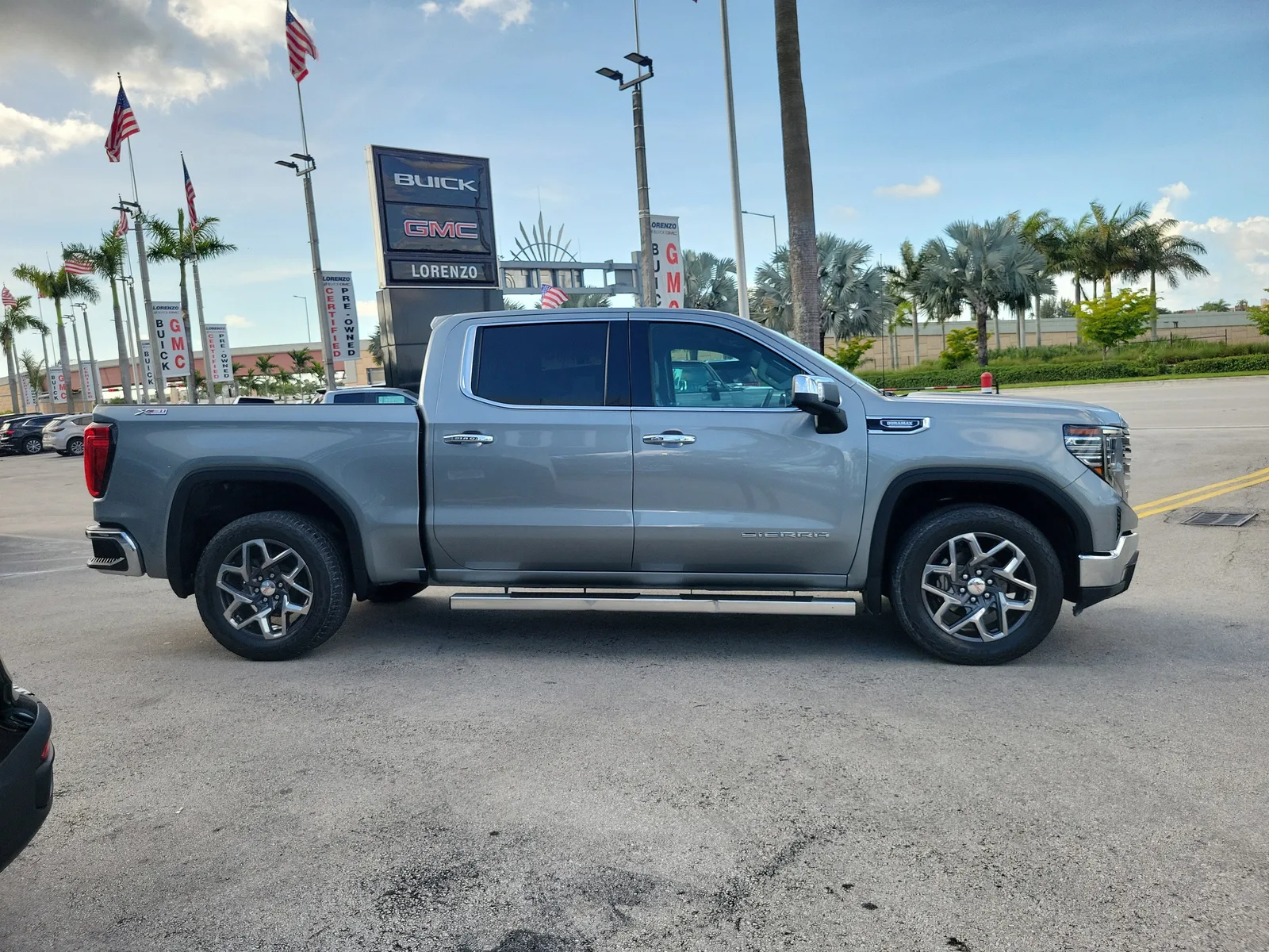 2024 GMC Sierra 1500 SLT photo 4