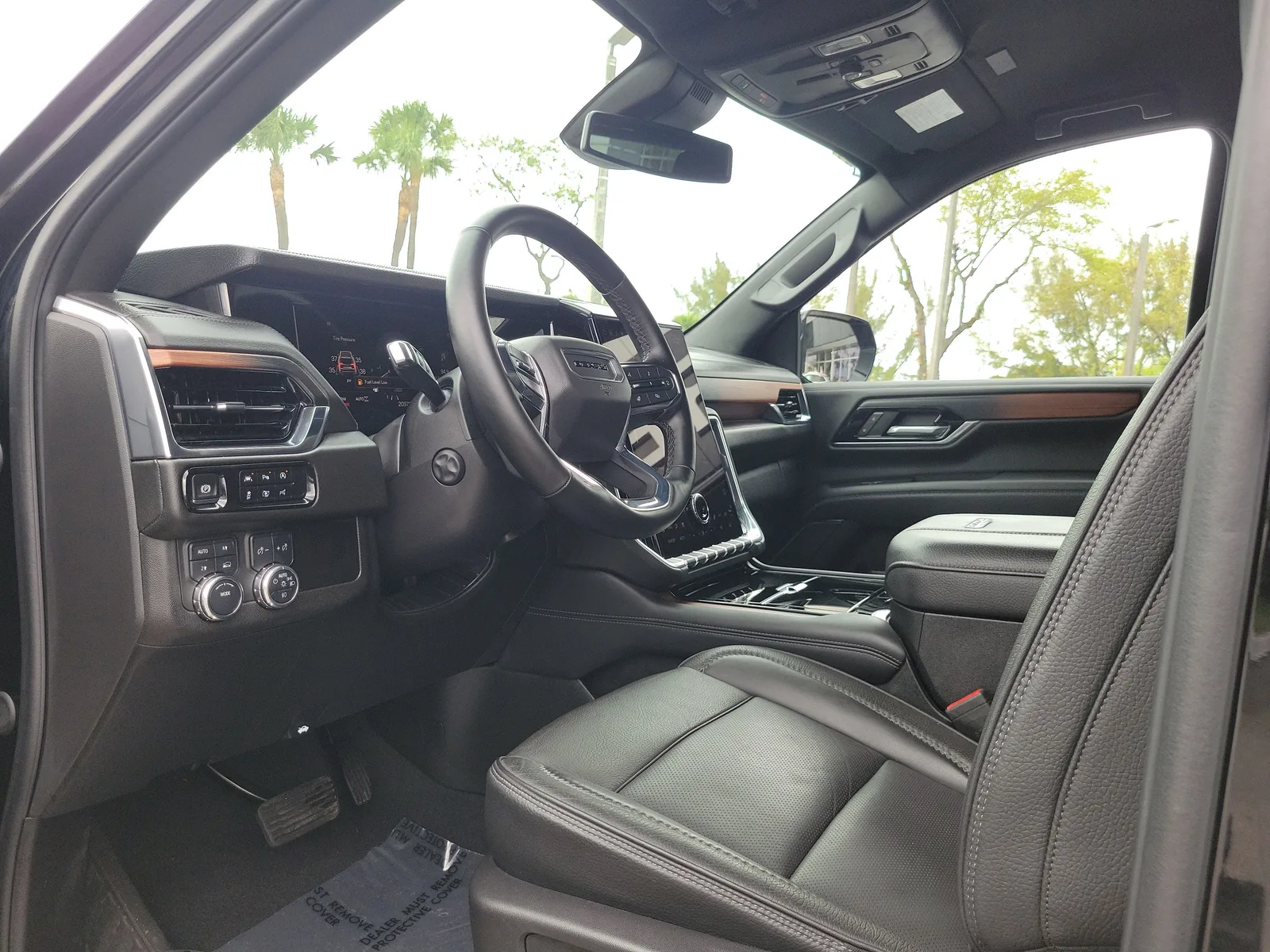 2025 GMC Yukon Denali photo 9