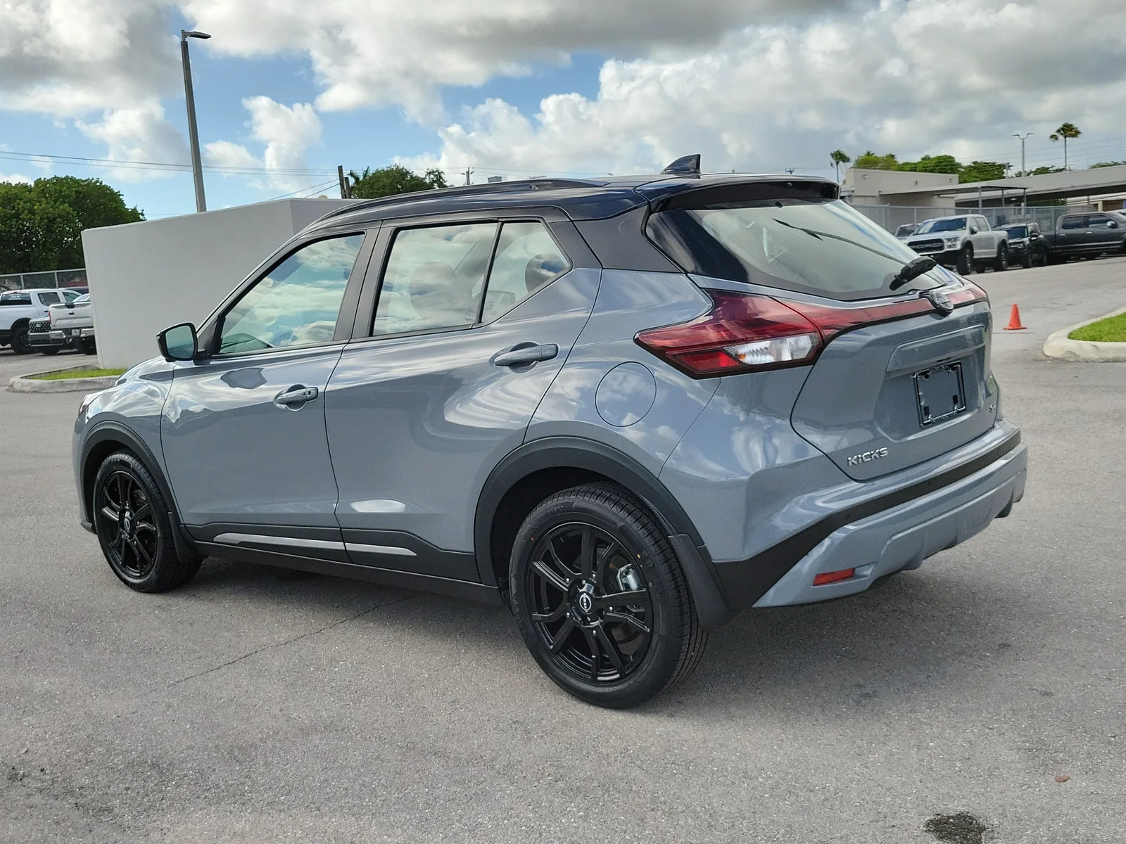 2023 Nissan Kicks SR photo 7