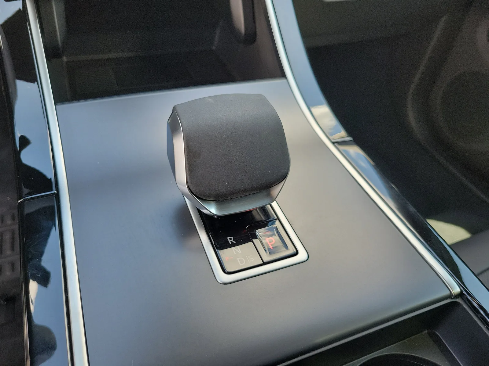 2026 Land Rover Range Rover Evoque Core S photo 25