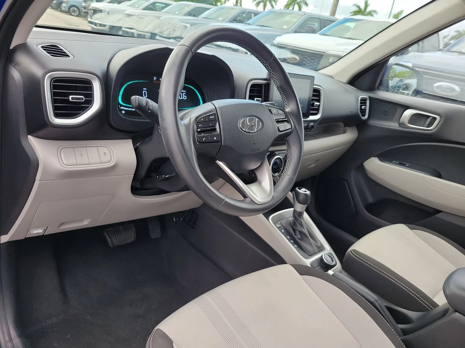 2025 Hyundai Venue SEL photo 9