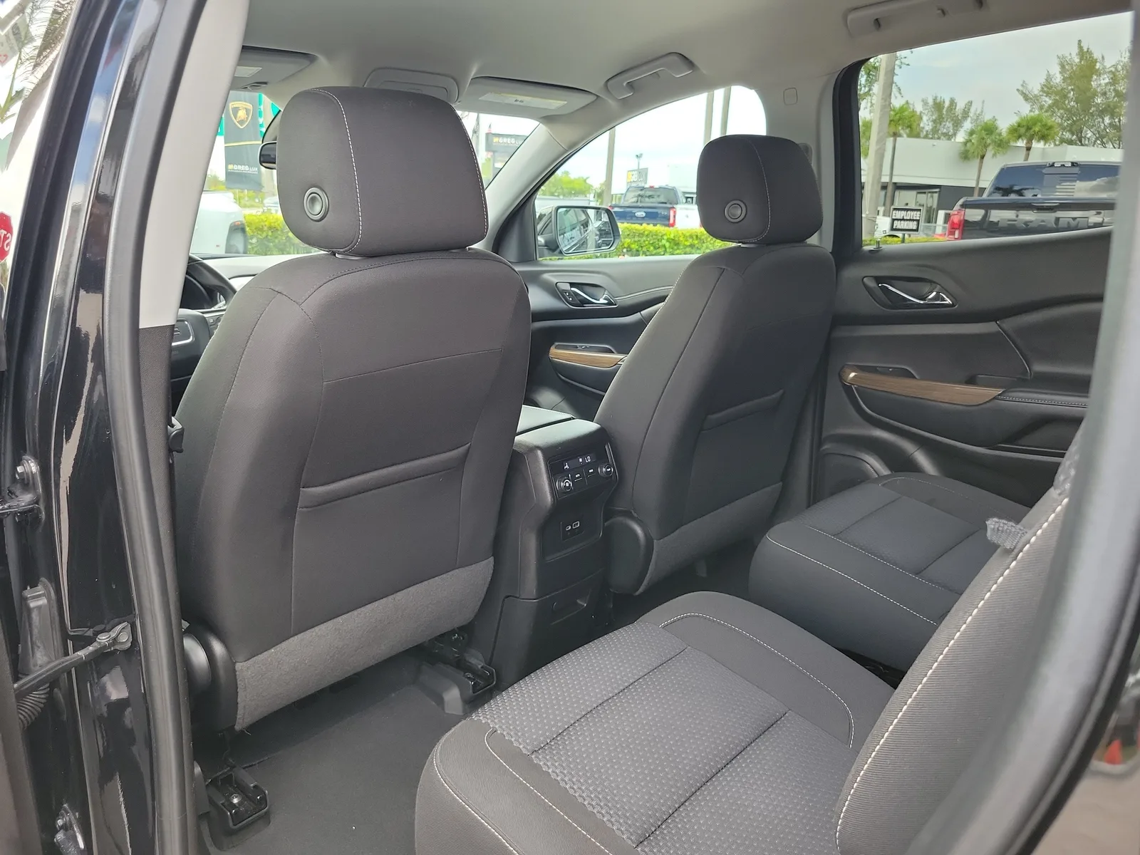 2023 GMC Acadia SLE photo 14
