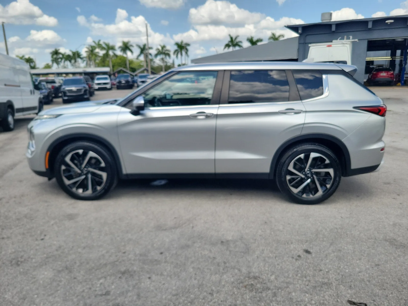 2024 Mitsubishi Outlander SE photo 8