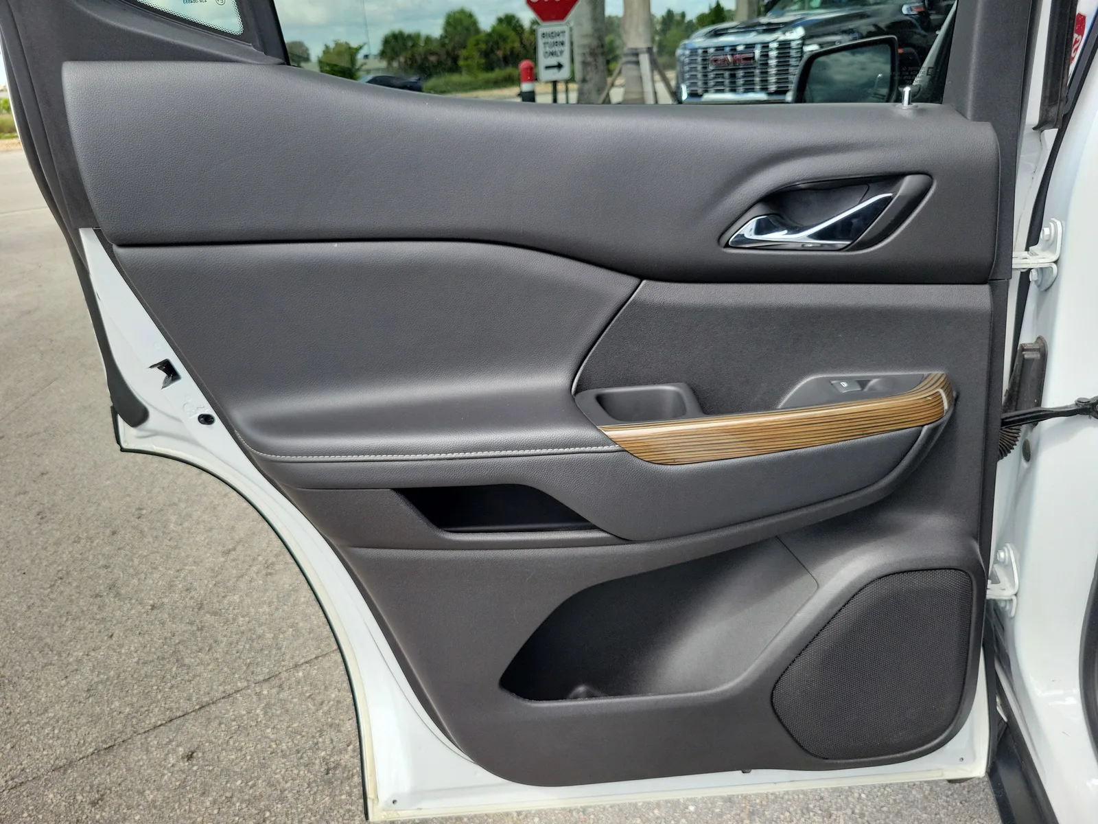 2023 GMC Acadia SLE photo 26