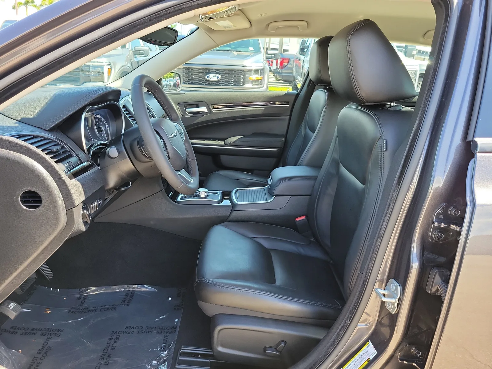 2023 Chrysler 300 Touring L photo 17