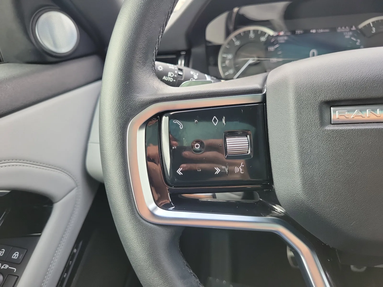 2023 Land Rover Range Rover Evoque R-Dynamic SE photo 21