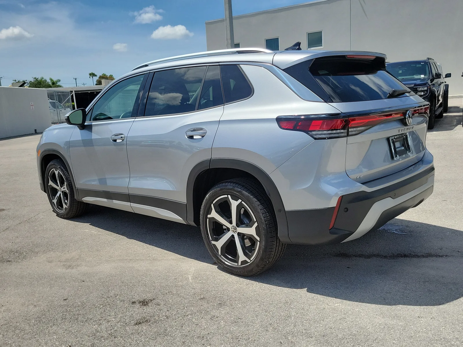 2025 Volkswagen Tiguan SE photo 7