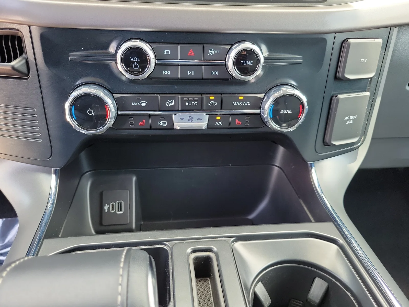 2025 Ford F-150 Lightning XLT 4WD photo 30