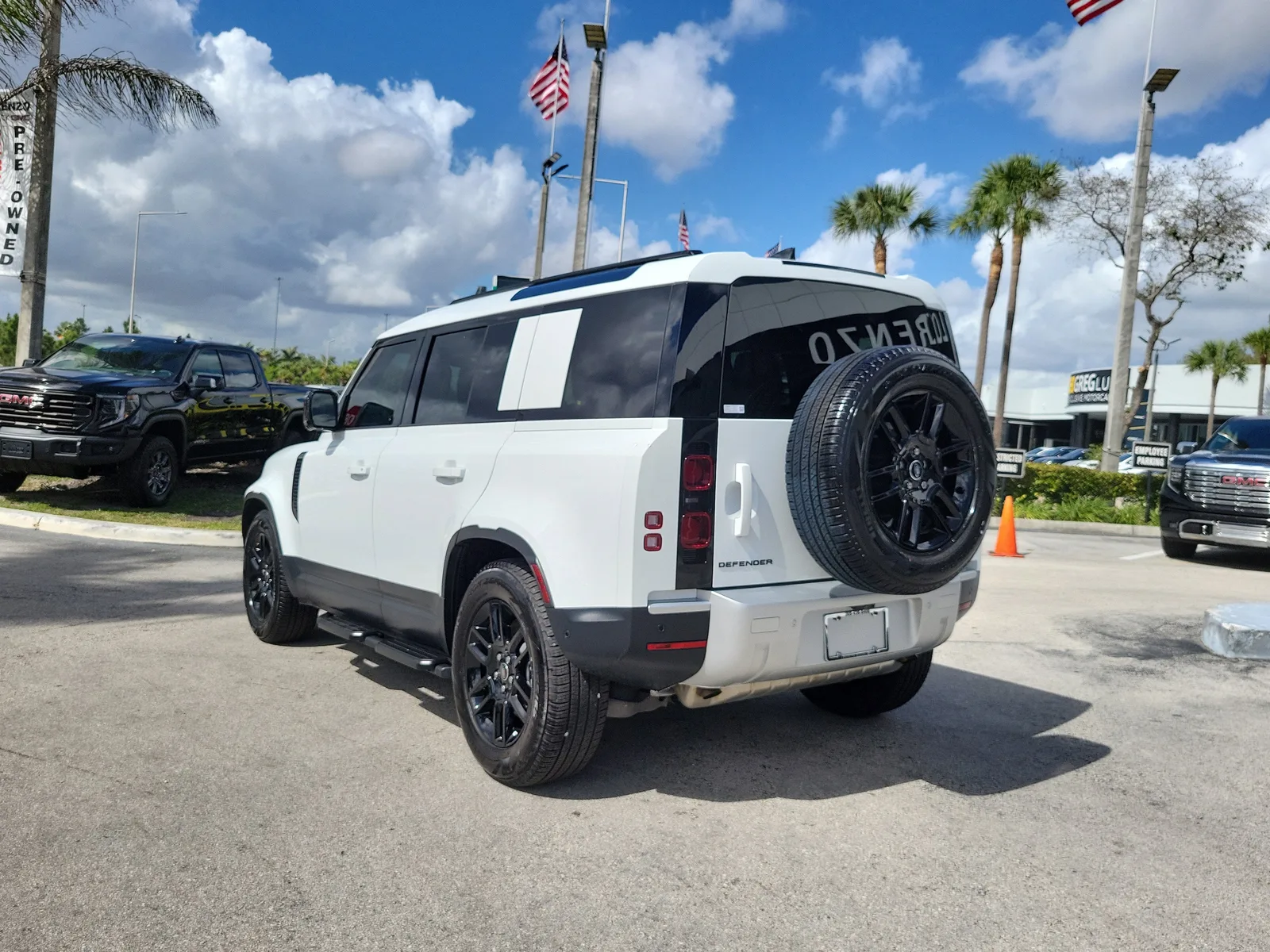 2025 Land Rover Defender S photo 7