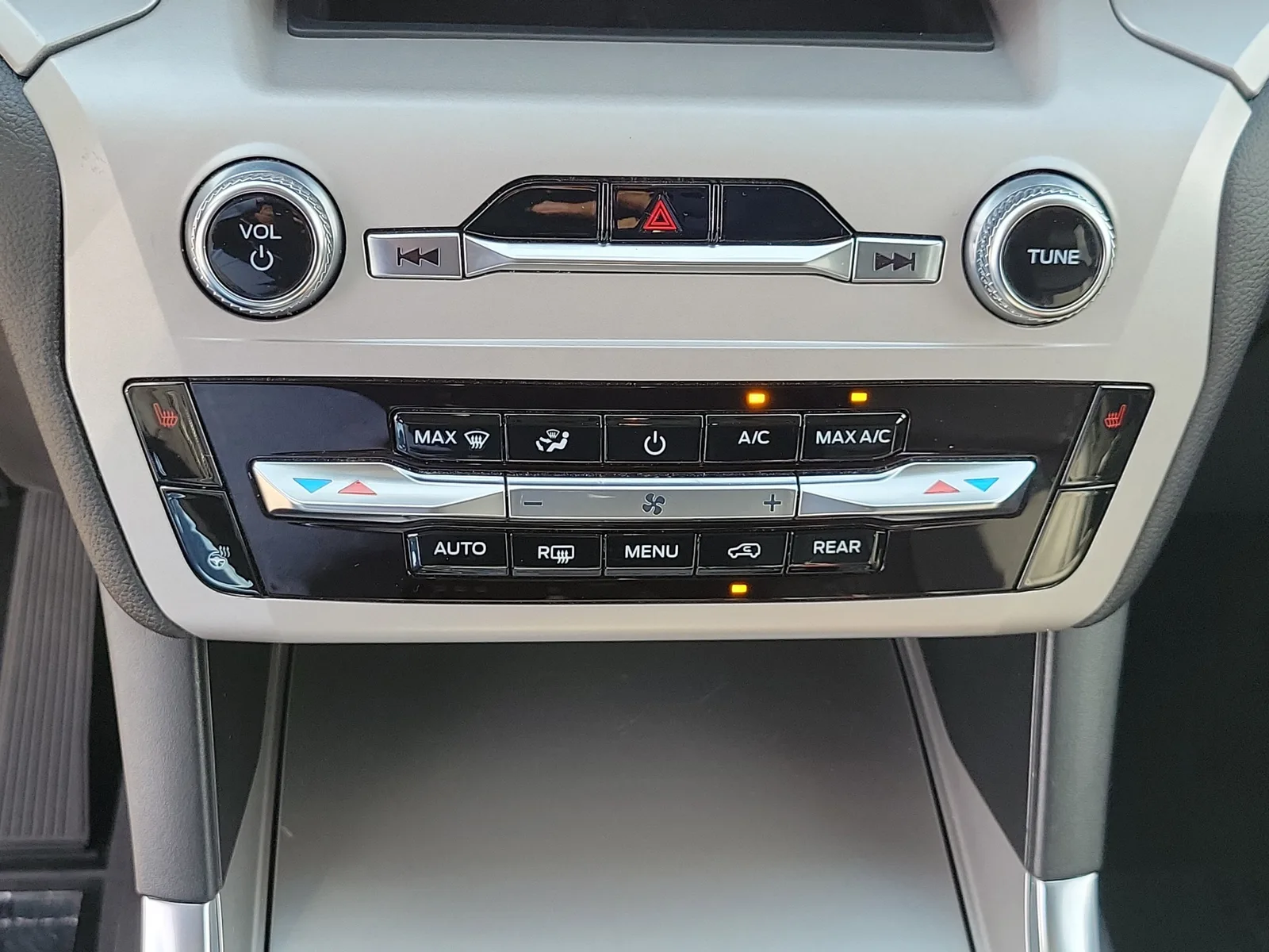2023 Ford Explorer XLT photo 26