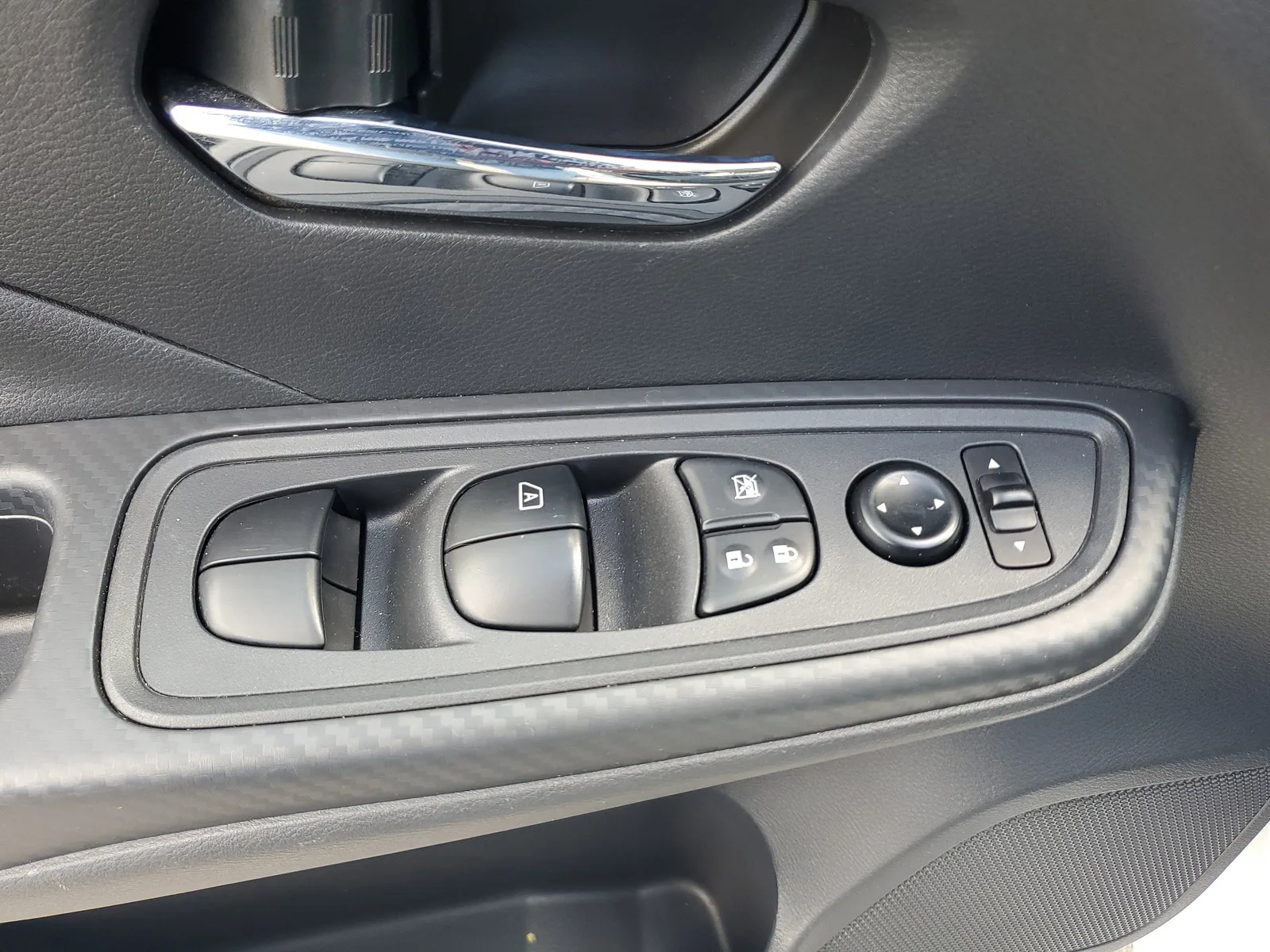 2025 Nissan Versa SV photo 25