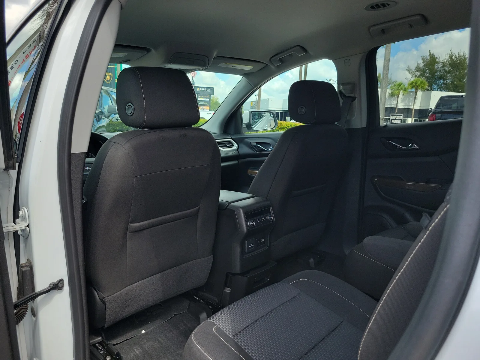 2023 GMC Acadia SLE photo 14