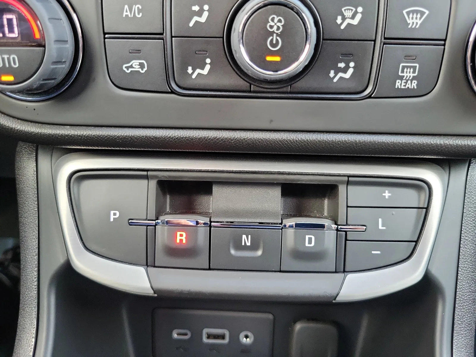 2023 GMC Terrain SLE photo 29