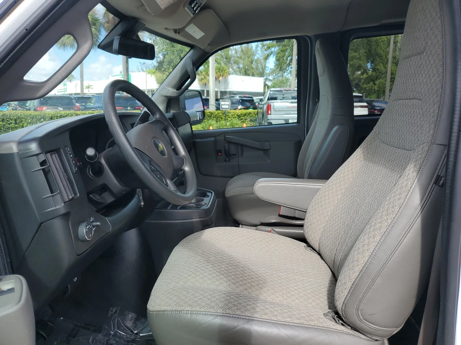 2020 Chevrolet Express Passenger 3500 1LT photo 10