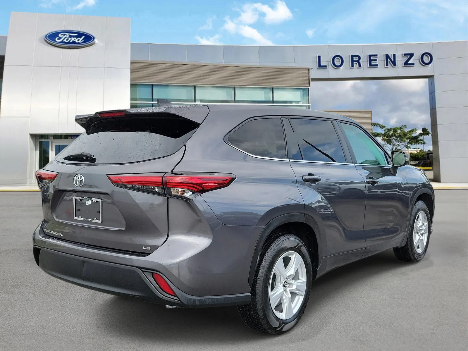 2023 Toyota Highlander LE photo 5