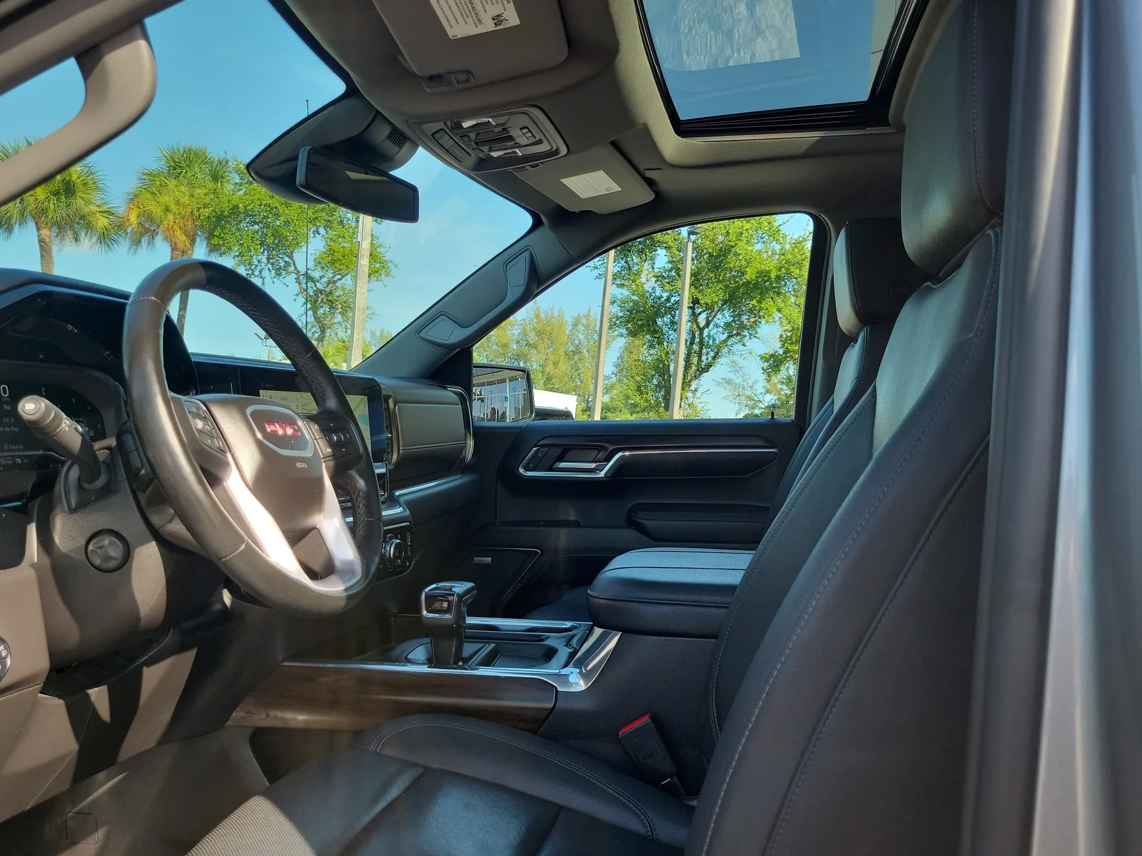 2024 GMC Sierra 1500 SLT photo 13