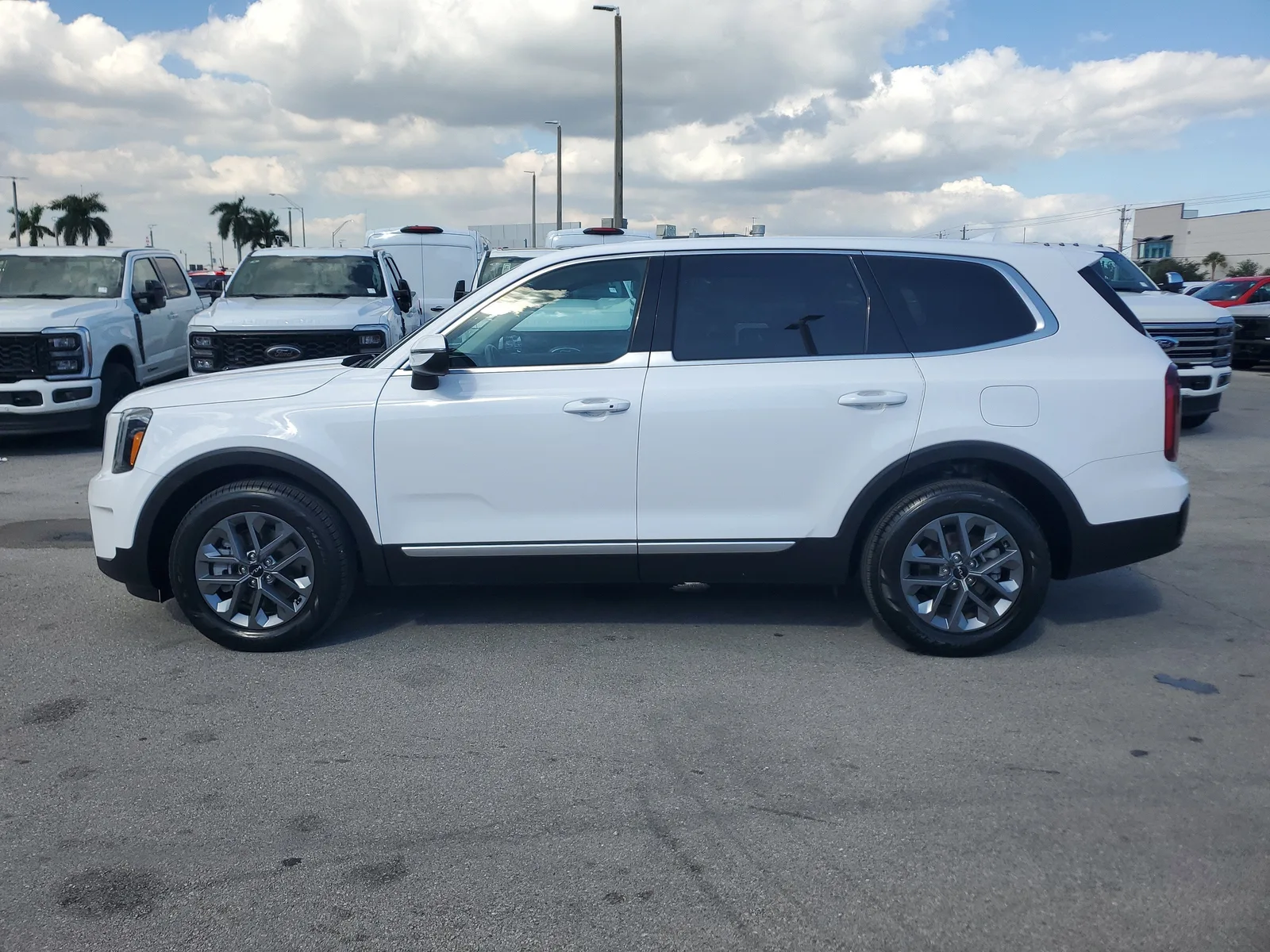 2024 Kia Telluride LX photo 8