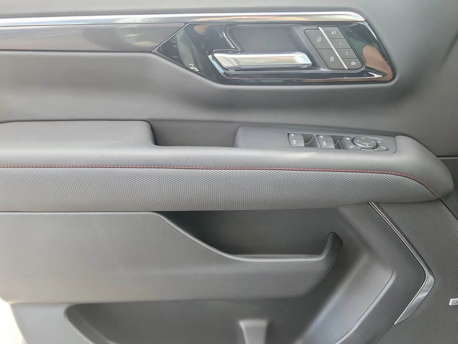 2025 Chevrolet Suburban RST Diesel photo 30