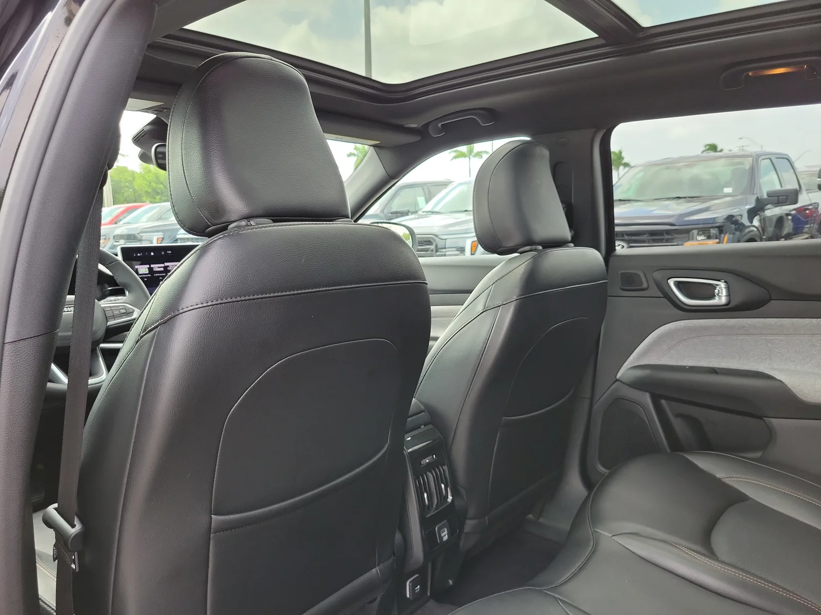 2023 Jeep Compass Latitude Lux 4WD photo 14