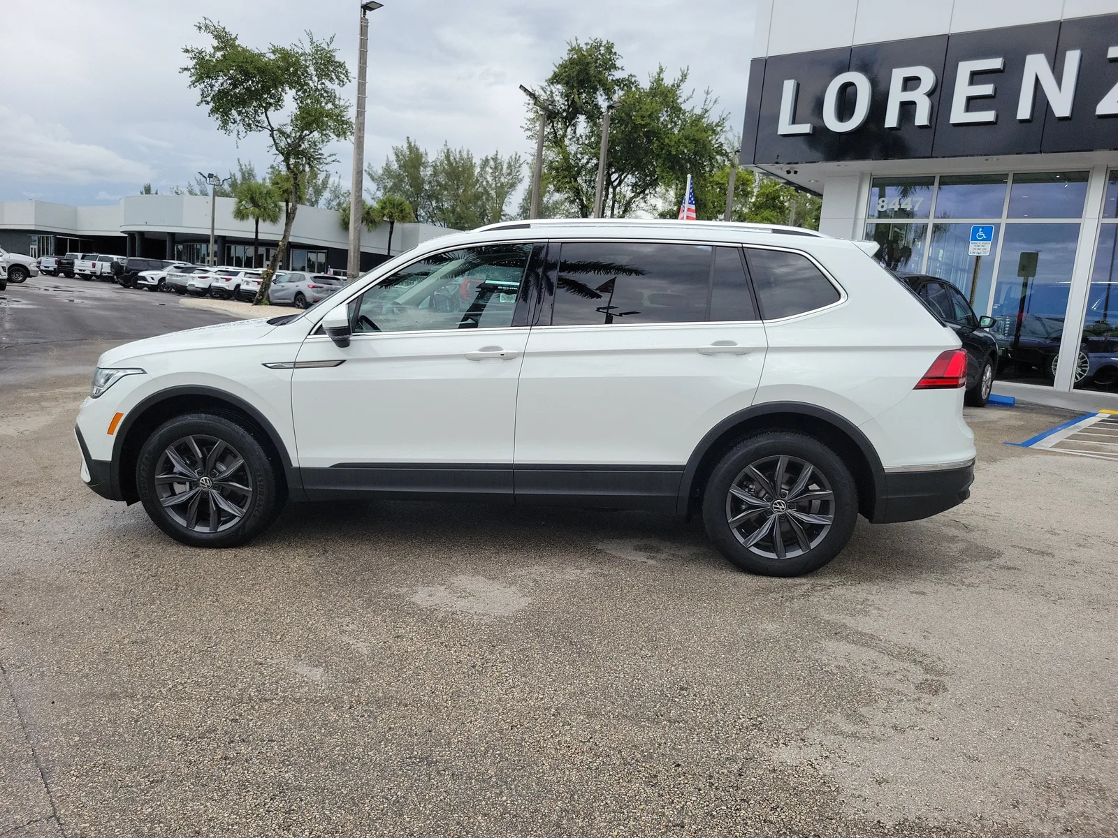 2024 Volkswagen Tiguan SE photo 8