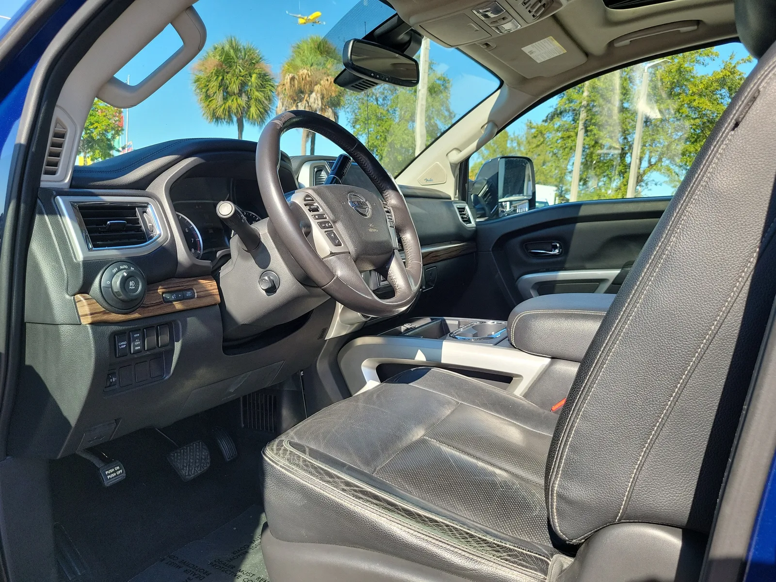 2020 Nissan Titan SL photo 9