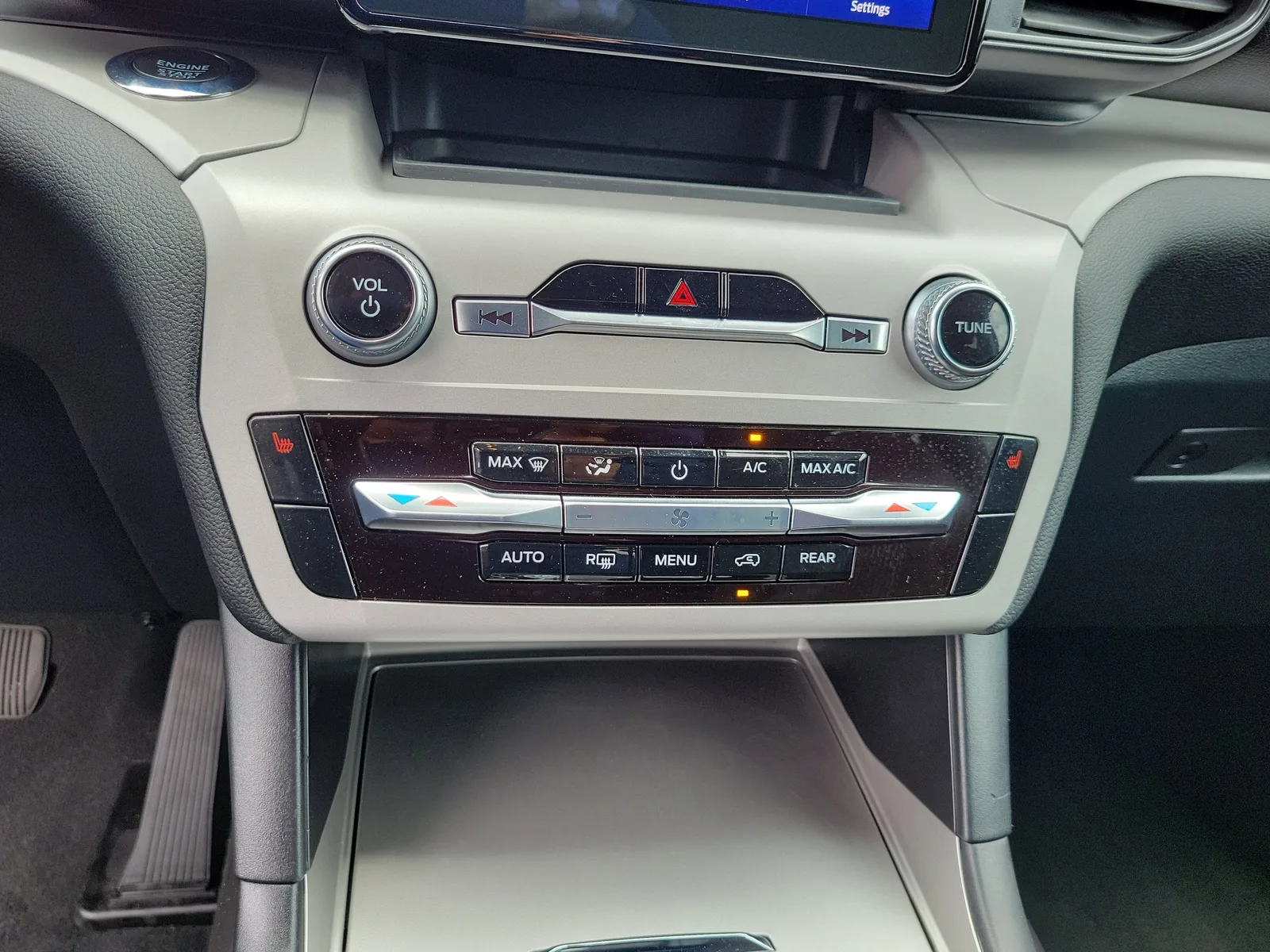 2024 Ford Explorer XLT photo 25