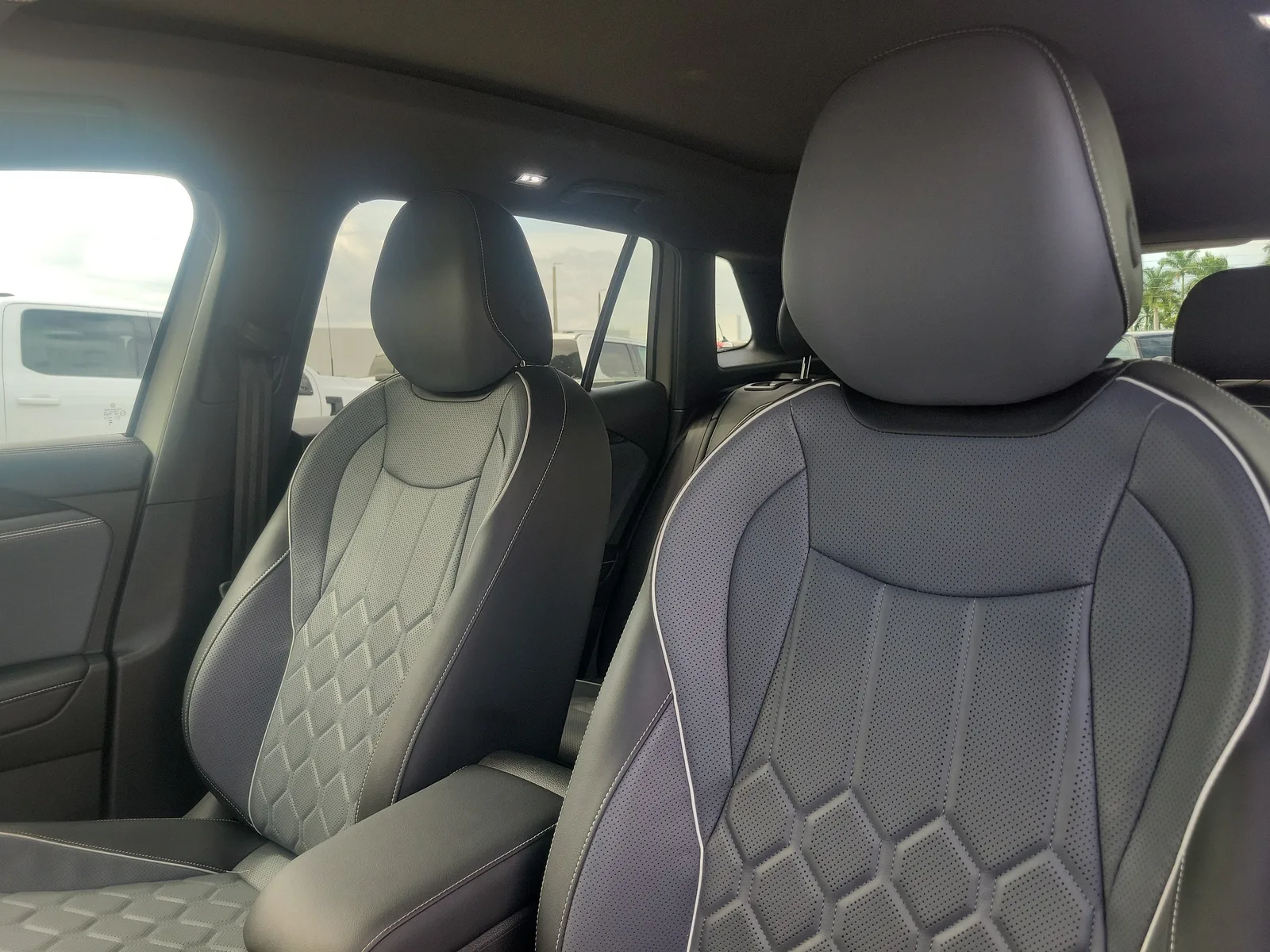 2025 Volkswagen Tiguan SEL R-Line photo 13