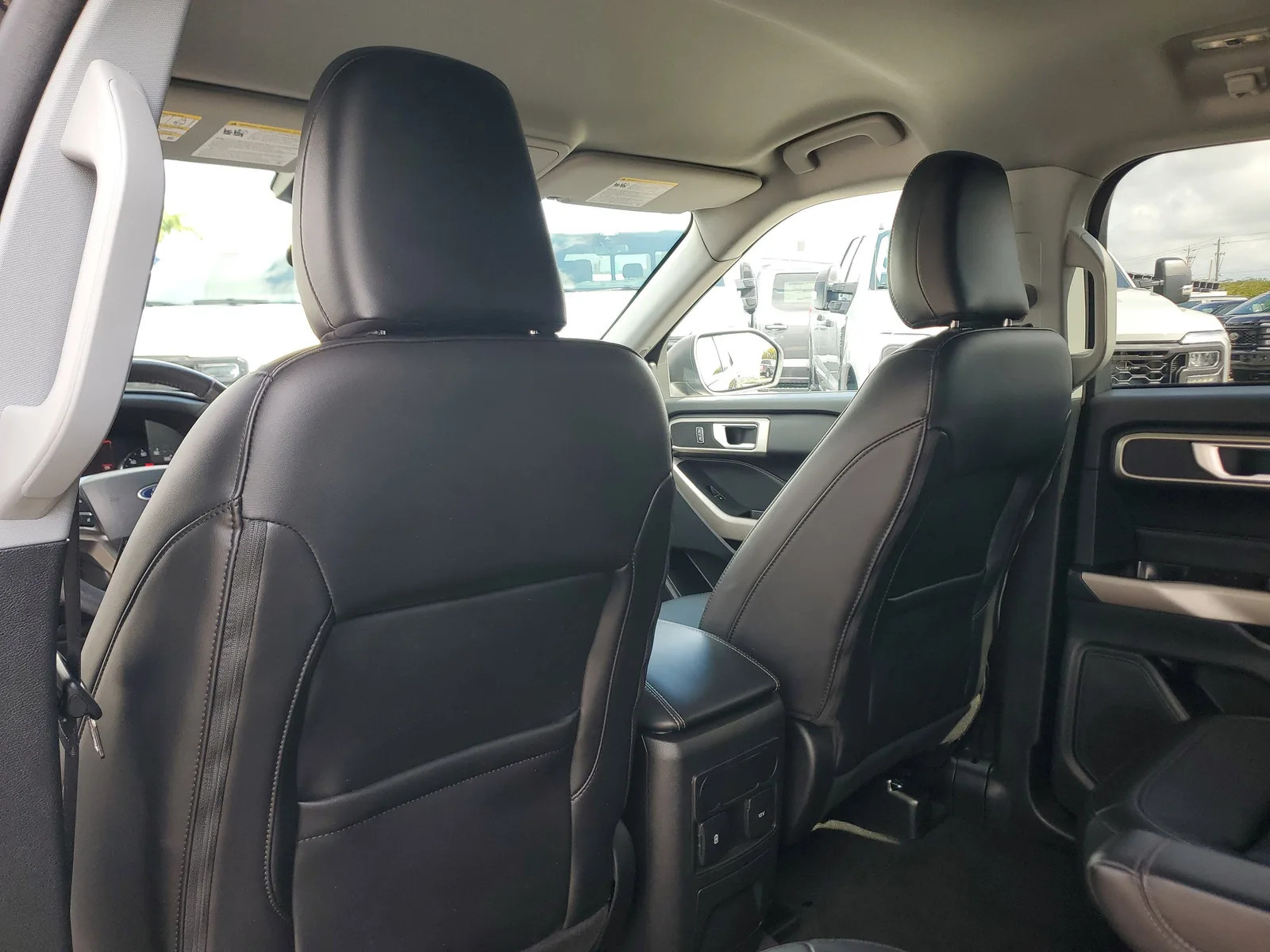 2023 Ford Explorer XLT photo 13