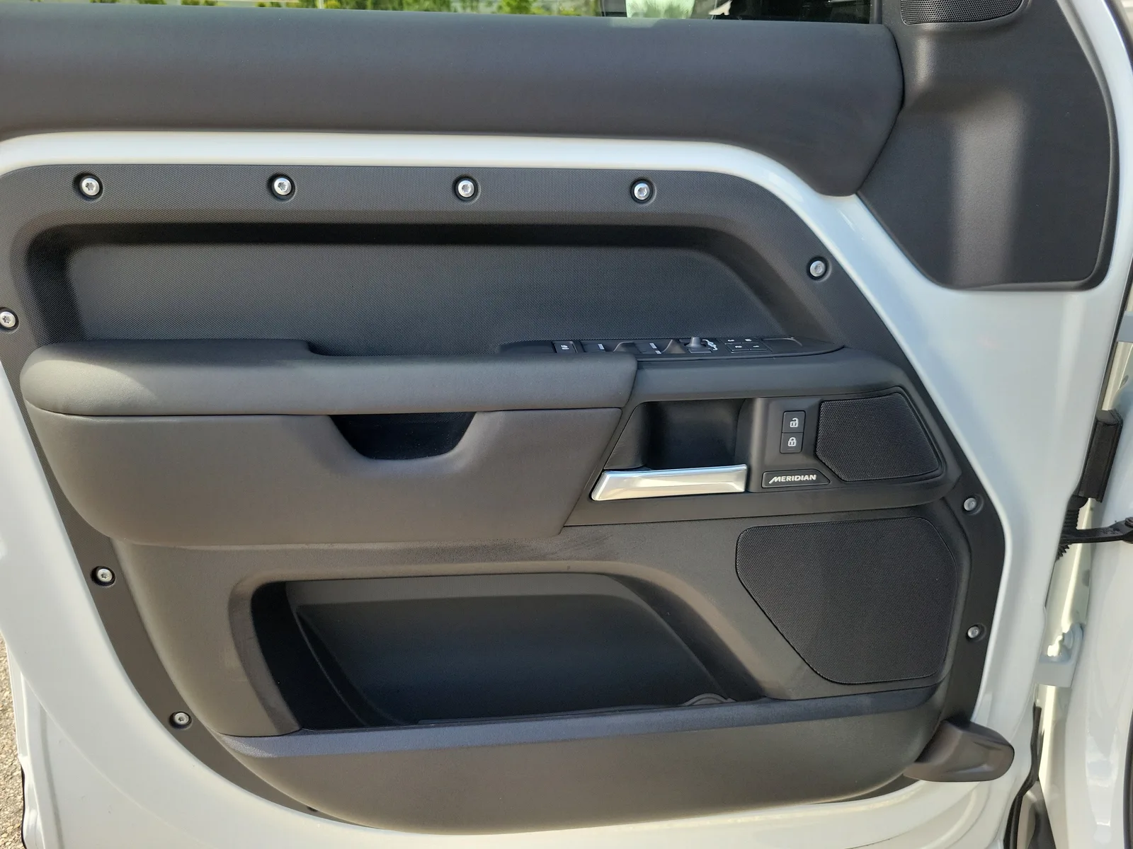 2025 Land Rover Defender S photo 24