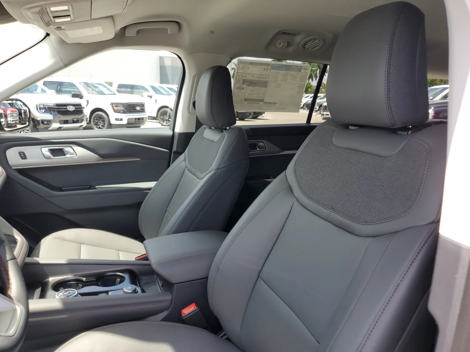 2025 Ford Explorer Active photo 16