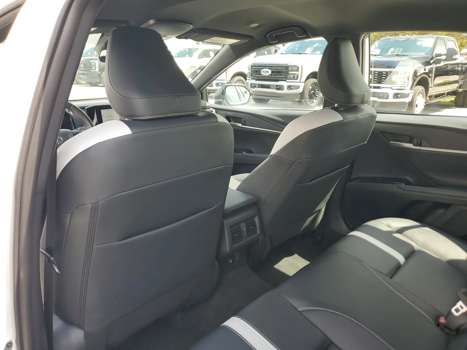 2025 Toyota Camry SE photo 13