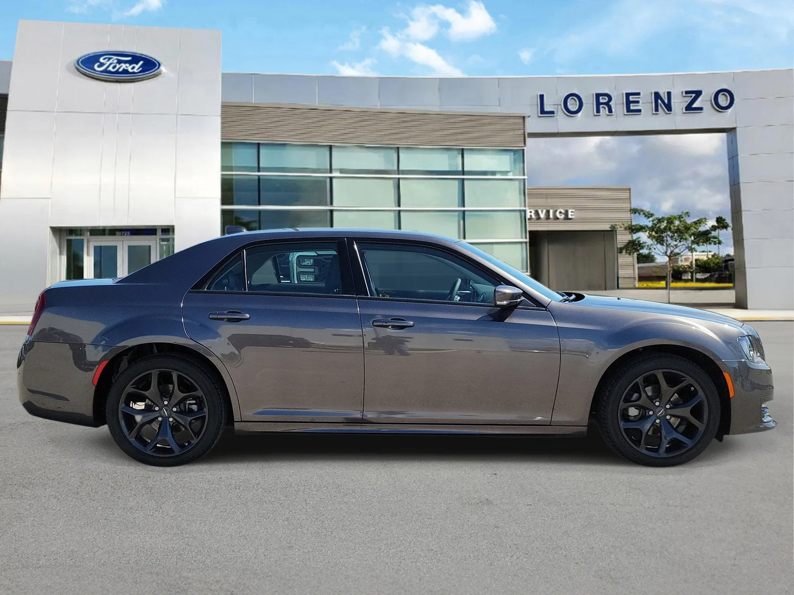 2023 Chrysler 300 Touring L photo 4