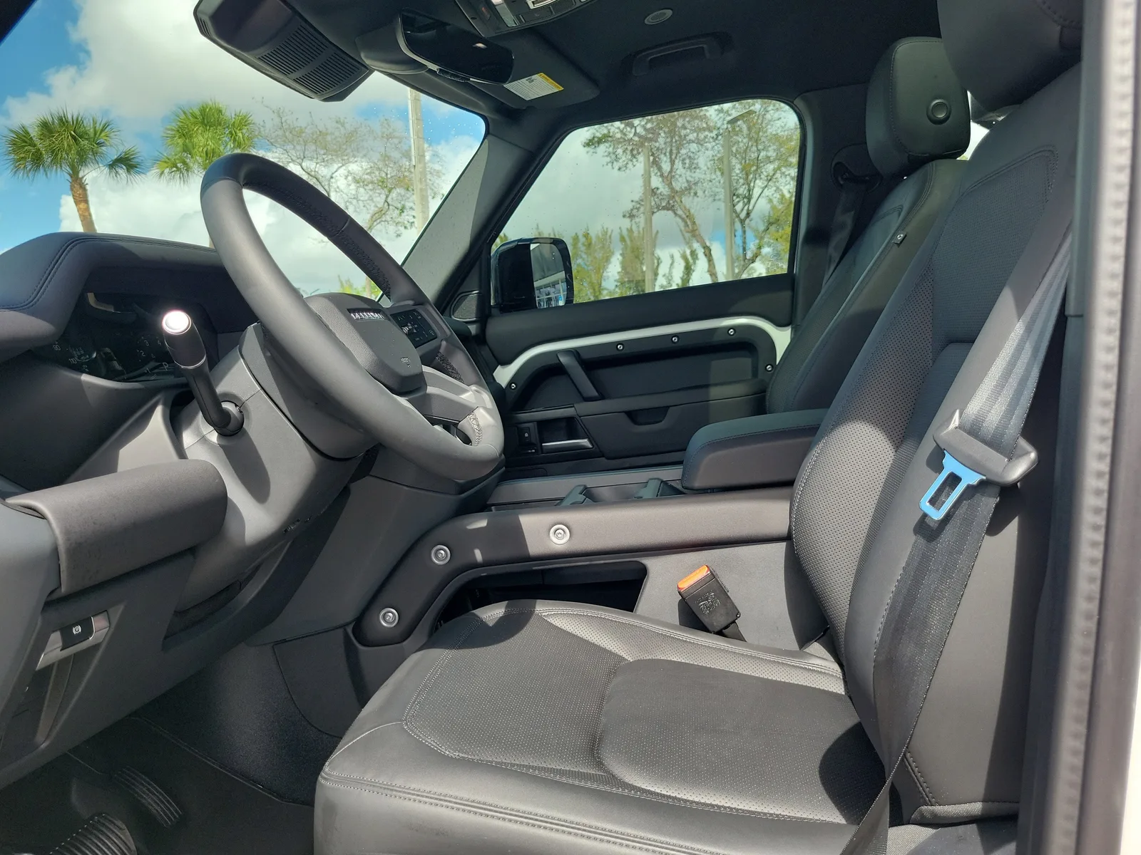 2025 Land Rover Defender S photo 13