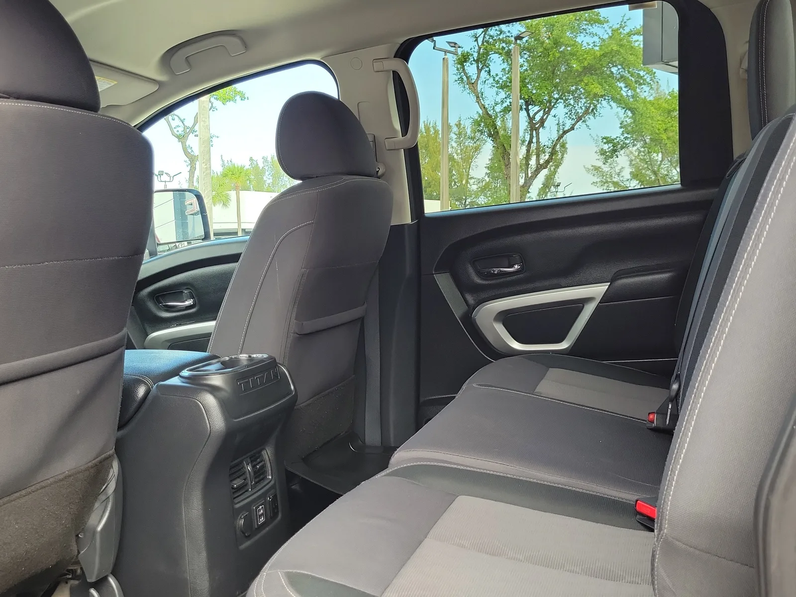 2021 Nissan Titan SV photo 13