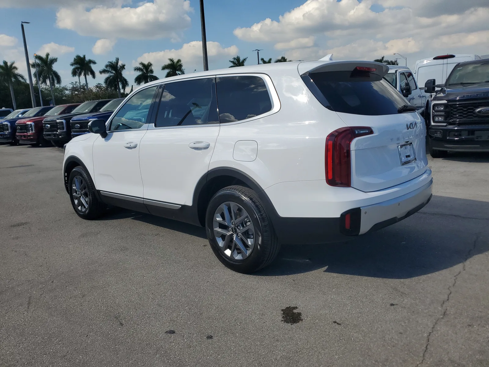2024 Kia Telluride LX photo 7