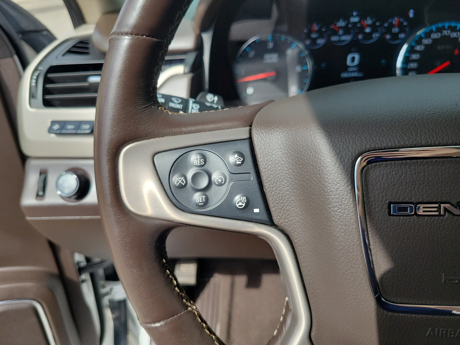 2020 GMC Yukon Denali photo 23
