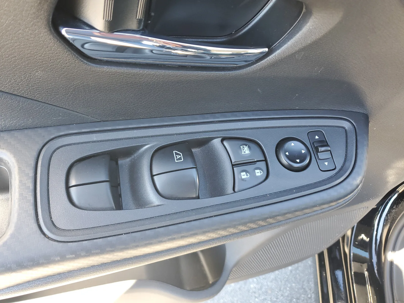 2025 Nissan Versa SV photo 25
