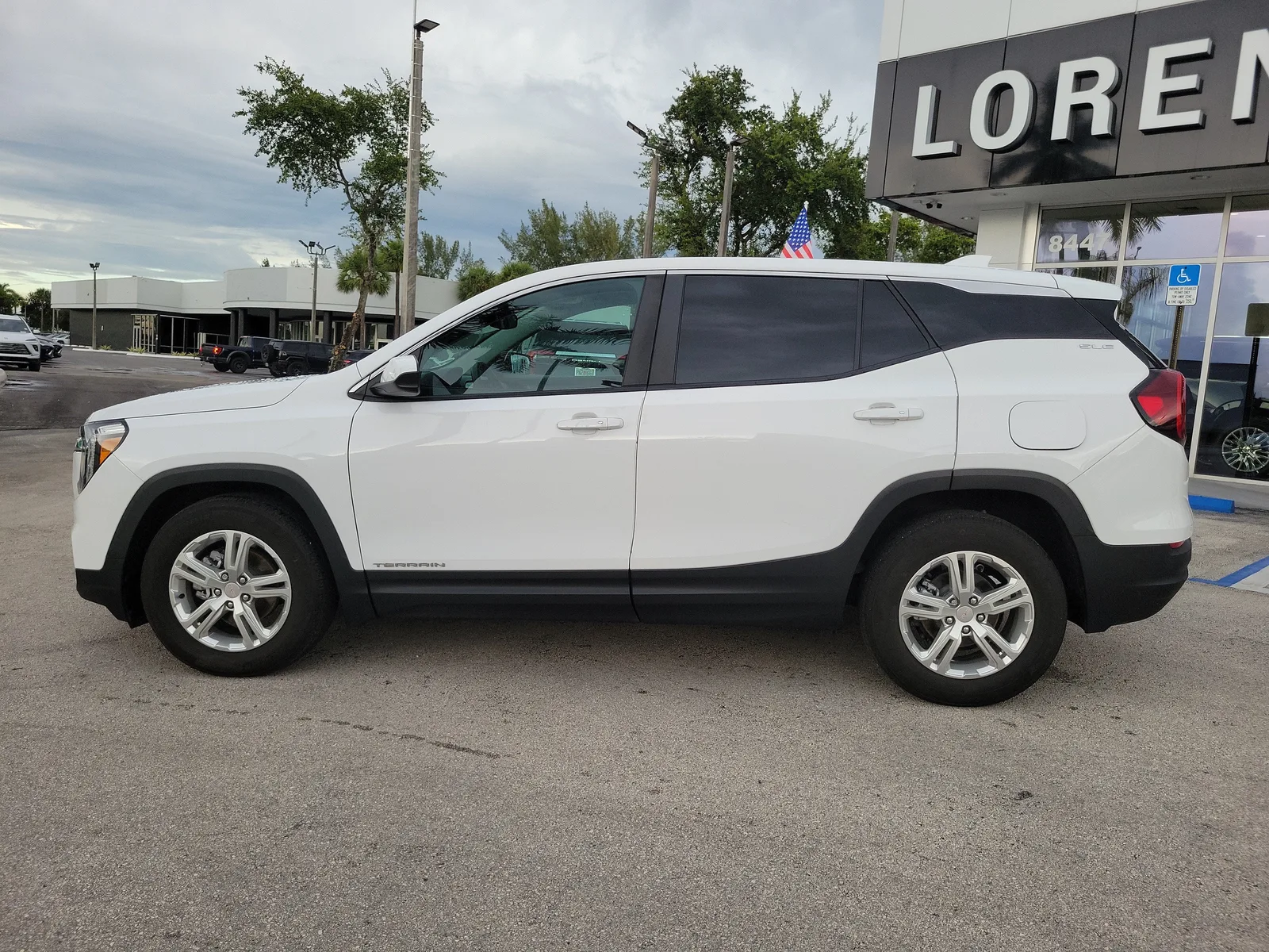 2024 GMC Terrain SLE photo 8