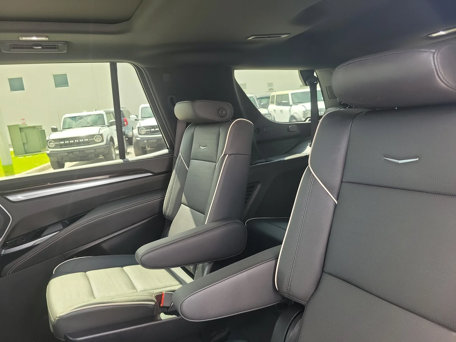 2025 Cadillac Escalade 4WD Premium Luxury photo 16
