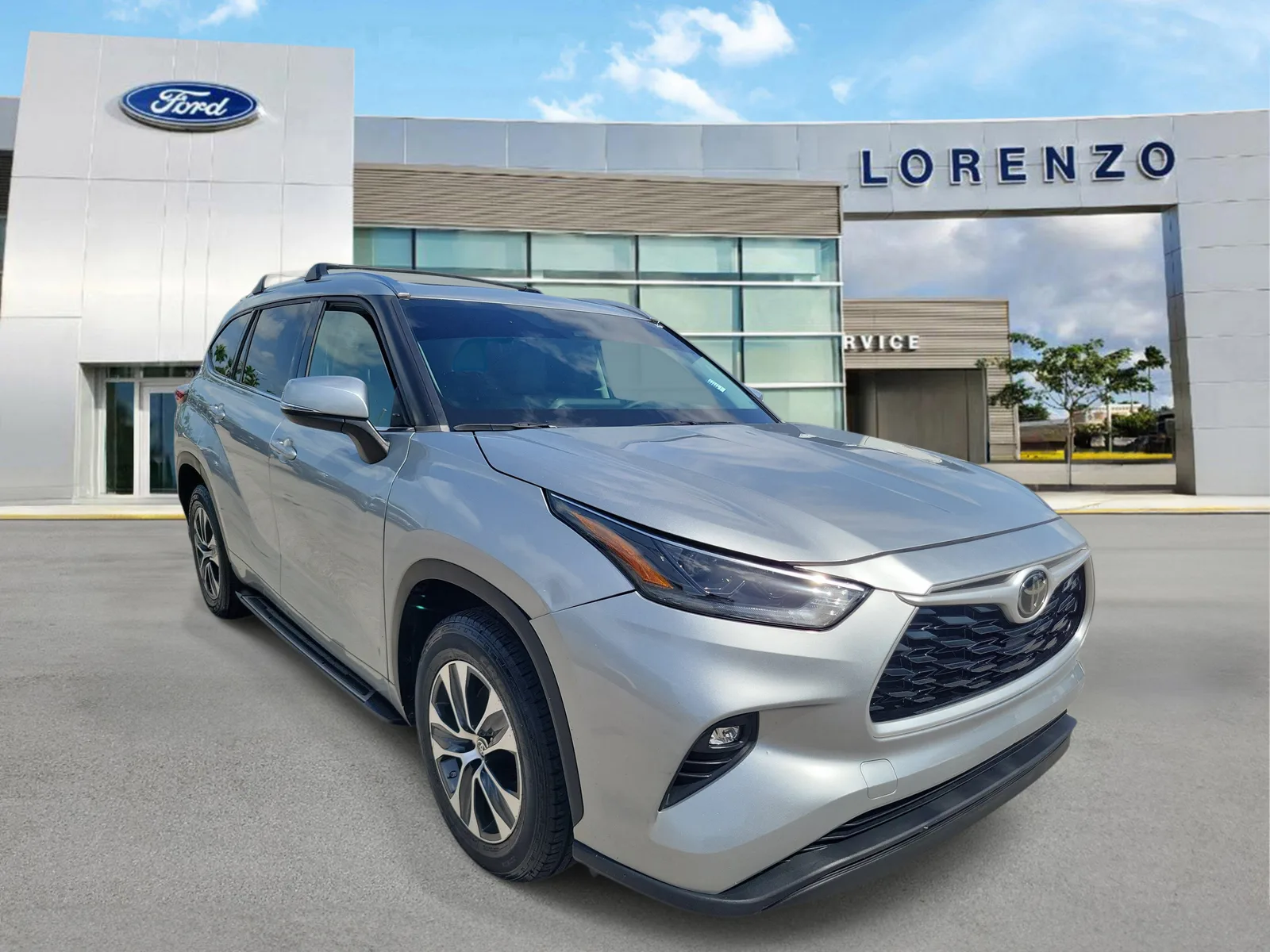 2021 Toyota Highlander XLE photo 3
