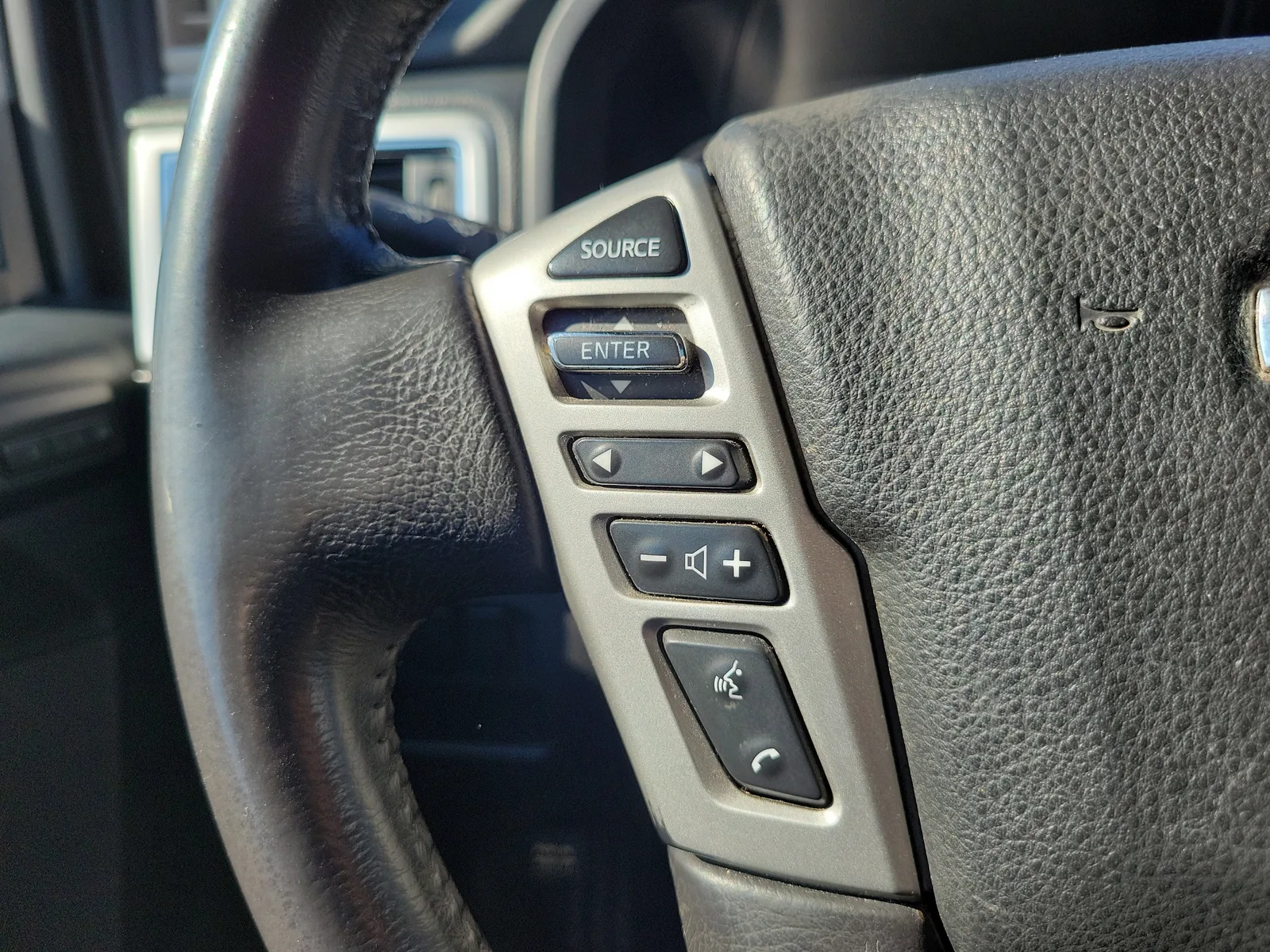 2020 Nissan Titan SL photo 20
