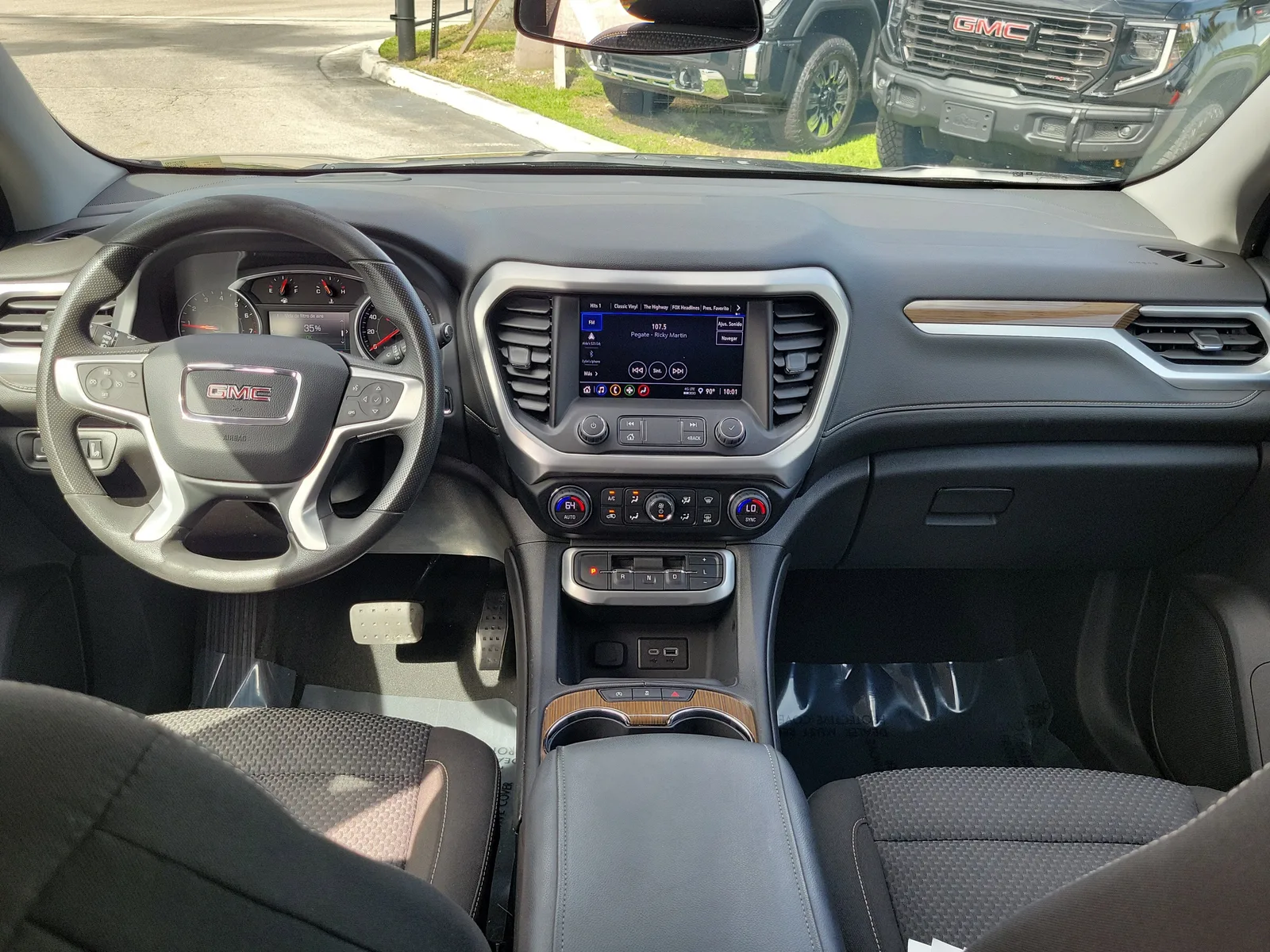 2023 GMC Acadia SLE photo 14