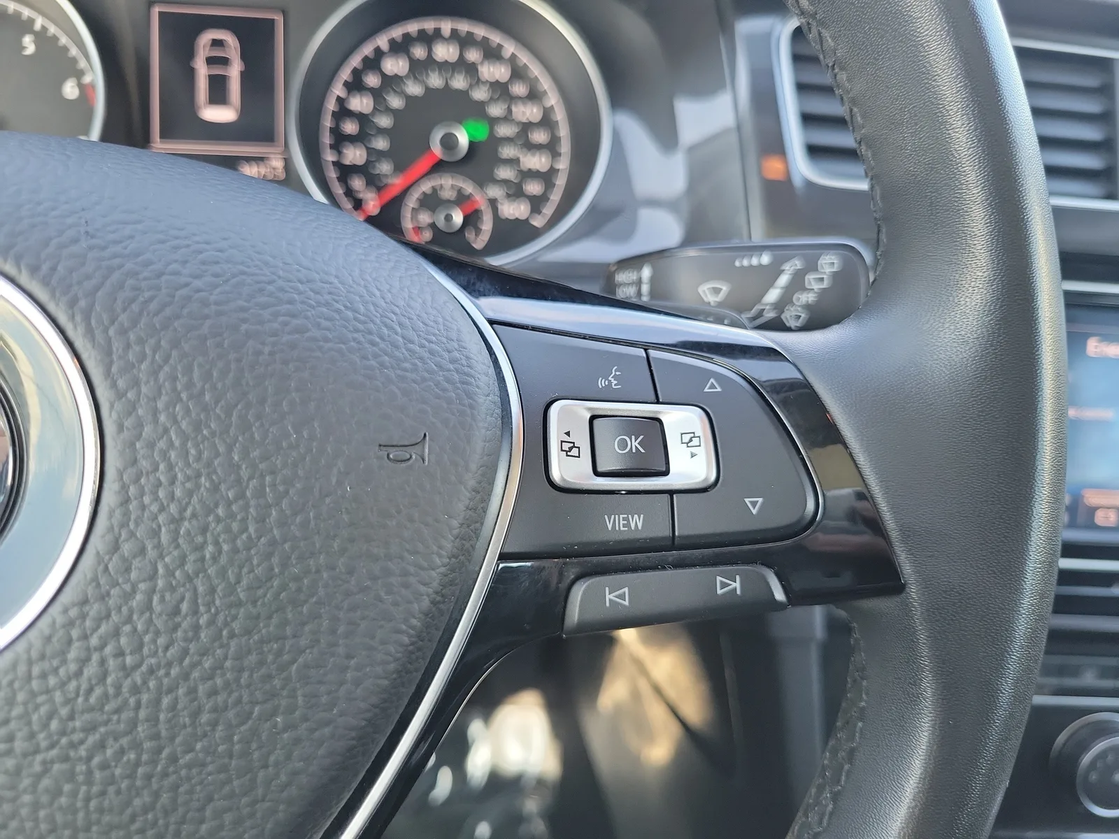 2020 Volkswagen Golf TSI photo 19