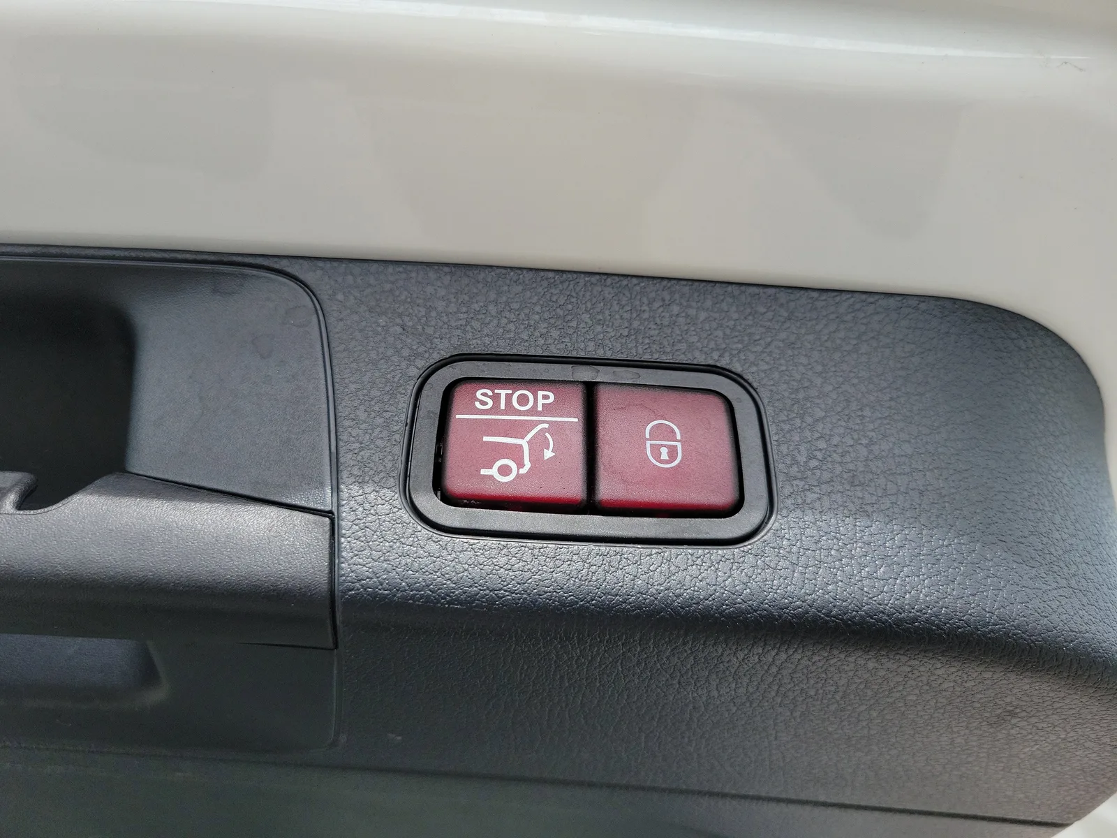 2025 Mercedes-Benz GLB GLB 250 photo 14