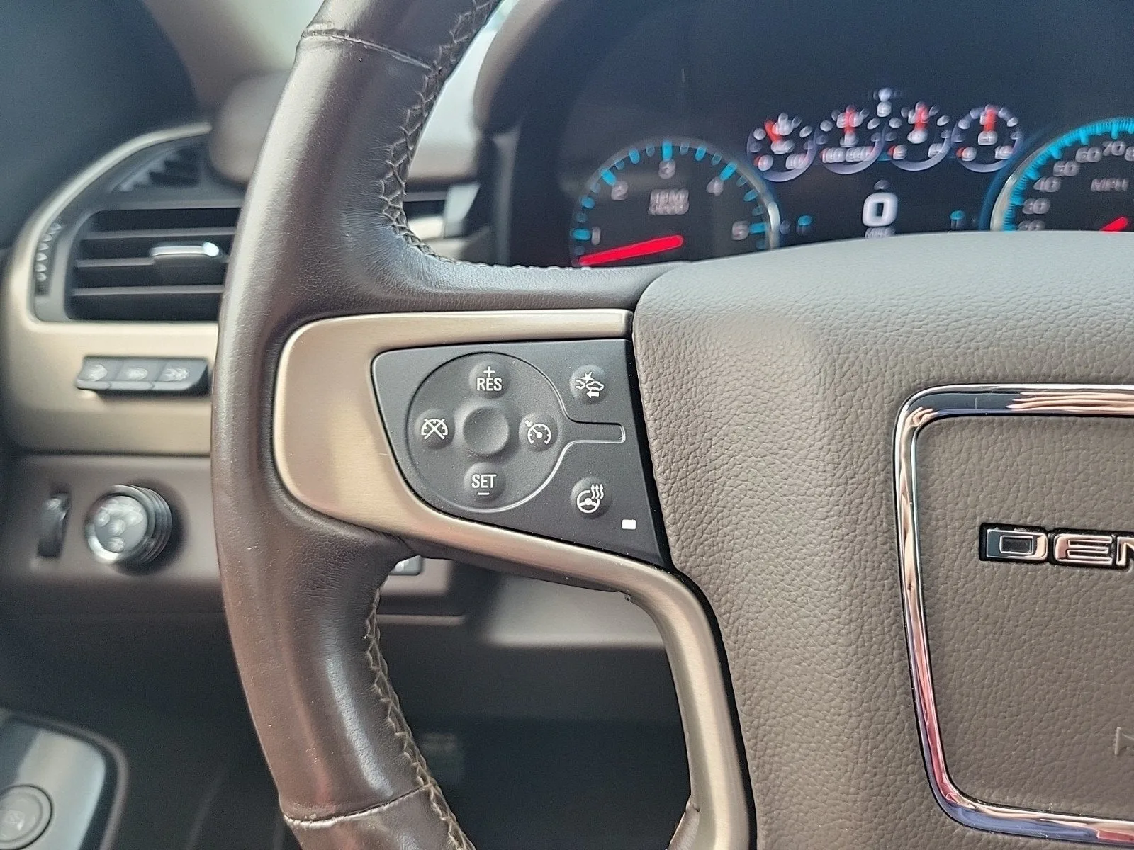 2019 GMC Yukon Denali photo 23